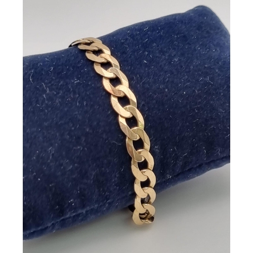 471 - A 9K Yellow Gold Flat Curb Link Bracelet. 19cm. 7.05g.
Ref - 3720.