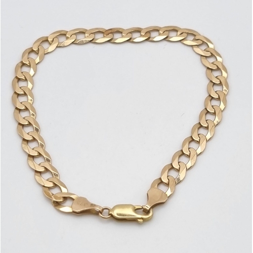 471 - A 9K Yellow Gold Flat Curb Link Bracelet. 19cm. 7.05g.
Ref - 3720.