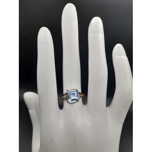 642 - A 9K Yellow Gold Blue Topaz Ring. Size J. 2.15g.