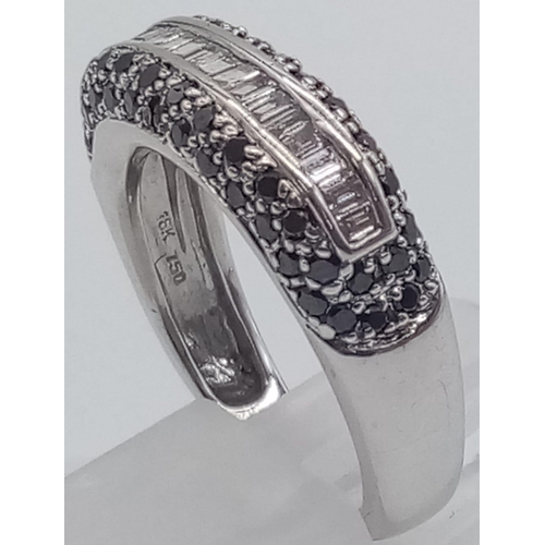 522 - 18K WHITE GOLD BLACK & WHITE DIAMOND BAND RING 1CT 6.2G SIZE O