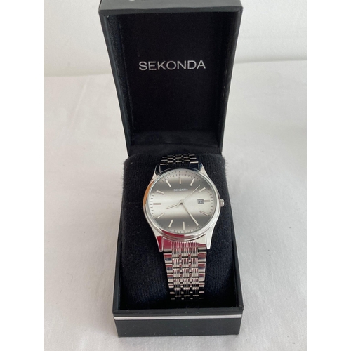 281 - Gentlemans SEKONDA Quartz wristwatch in Silver tone,Having large gunmetal coloured face with stainle... 