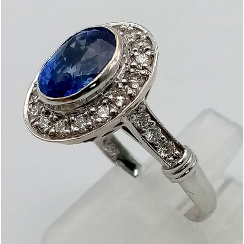 549 - An 18K White Gold Ceylon Natural Sapphire 3ct and Diamond ring. Size N 1/2. Beautiful central sapphi... 