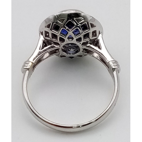 549 - An 18K White Gold Ceylon Natural Sapphire 3ct and Diamond ring. Size N 1/2. Beautiful central sapphi... 