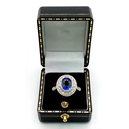 549 - An 18K White Gold Ceylon Natural Sapphire 3ct and Diamond ring. Size N 1/2. Beautiful central sapphi... 