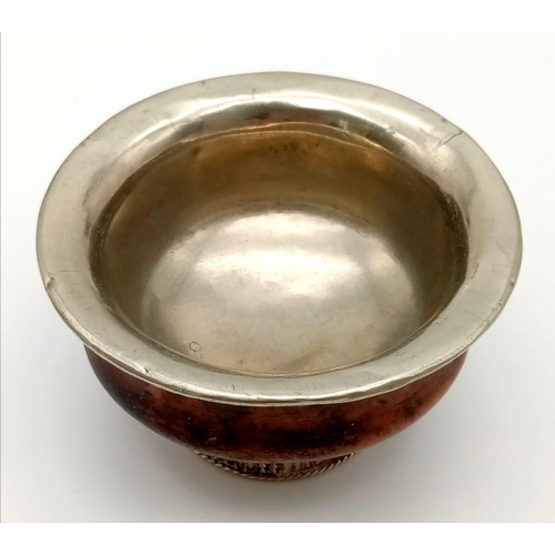 576 - Early 18th Century solid silver greek roman lidded bowl with wooden body. Lid diameter 11cm. 237.4 g... 