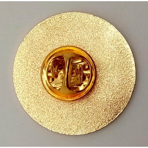 409 - Vintage enamel signature of the Persian king Mohammed Reza Shah Pahlavi on a pin. 2.5cm. 5.35 grams.