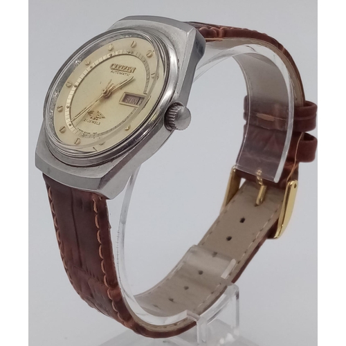 333 - A Lovely Vintage Citizen Automatic Gents watch. Brown leather strap with gilded dial. Day and date w... 