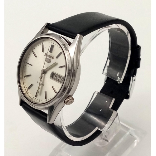 346 - A Vintage Seiko 5 Automatic Gents Watch. Black leather strap with stainless steel case - 35mm. Silve... 