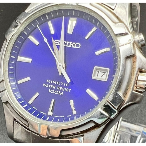 24 - A Seiko Kinetic Gents Watch. Stainless steel strap and case - 35mm. Blue dial with date window. In g... 