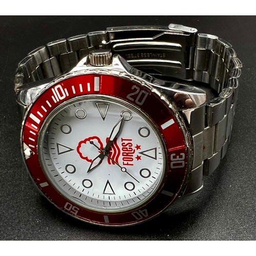 298 - A Nottingham Forest FC stainless steel gents quartz watch in good condition and working order. 43mm.