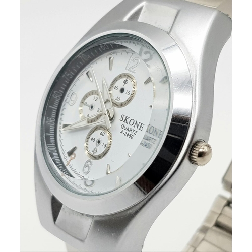 513 - A Skone Gents Chronograph Quartz Watch. Stainless steel strap and case - 40mm. In as new condition -... 