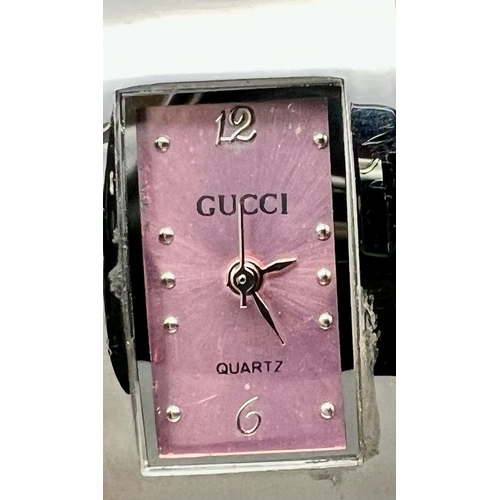 506 - 2 ladies Gucci quartz watches in good condition and working order consisting of:
Stainless steel bla... 