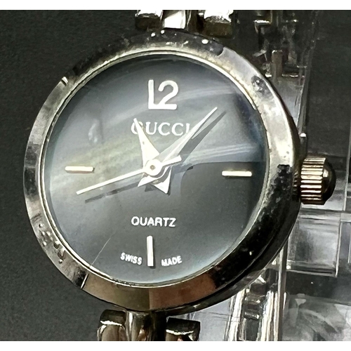 506 - 2 ladies Gucci quartz watches in good condition and working order consisting of:
Stainless steel bla... 