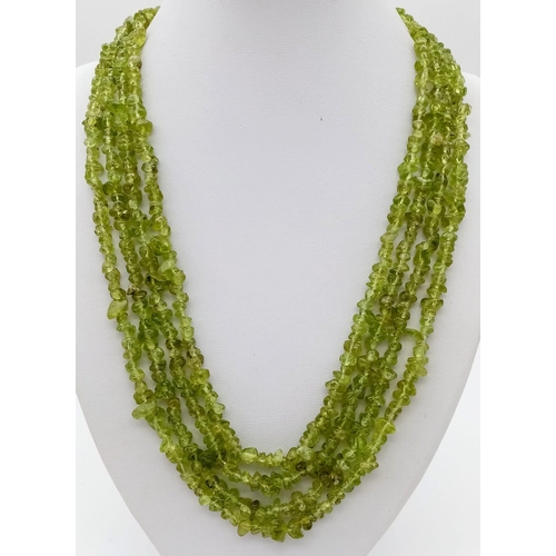 167 - A wonderful, four strand, irregular shaped, peridot necklace with a beautiful olive green colour. Le... 