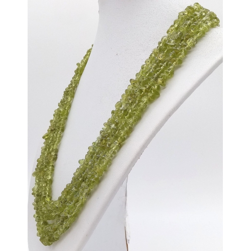 167 - A wonderful, four strand, irregular shaped, peridot necklace with a beautiful olive green colour. Le... 