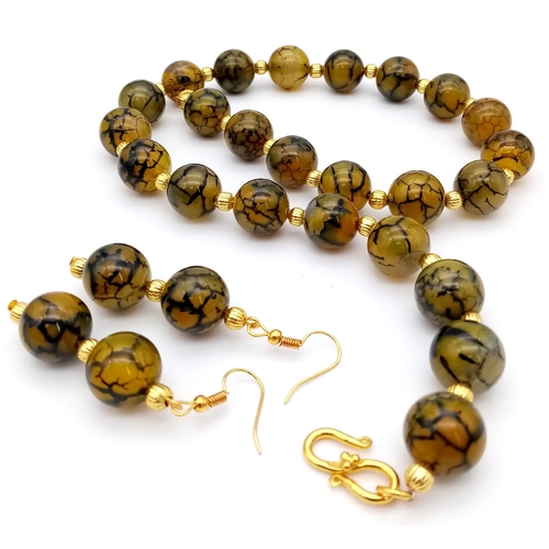 188 - A fashionable, large beaded, Dragon’s Veins Agate necklace and earrings set. Necklace length: 47 cm,... 