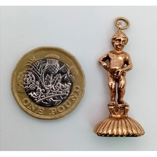 138 - A 9K GOLD PENDANT/SEAL CHARM OF A YOUNG BOY URINATING.   8.0gms