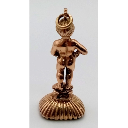 138 - A 9K GOLD PENDANT/SEAL CHARM OF A YOUNG BOY URINATING.   8.0gms