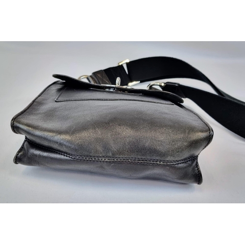 333 - A Mulberry Black Leather Saddle Crossbody Bag. Outer flap pocket. Silver gilded hardware. In good co... 