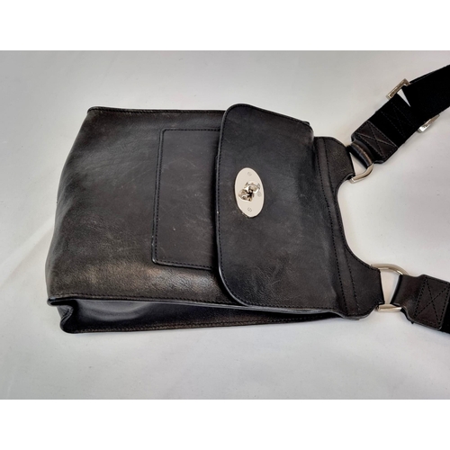 333 - A Mulberry Black Leather Saddle Crossbody Bag. Outer flap pocket. Silver gilded hardware. In good co... 