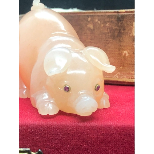 309 - A Russian carved hardstone figure of a pig ,
Original box

Size of pig 
Length 6cm
Width 3cm
Height ... 