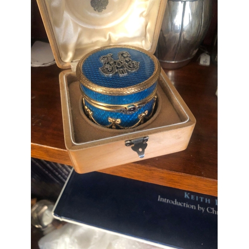 316 - Amazing Russian silver and enamel diamond large snuff box 
Height 4.8cm
Diameter 5.7cm
Weight 190.3 ... 