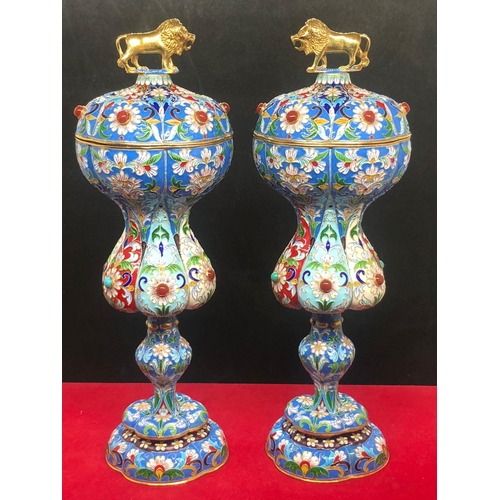 86 - A large pair of Russian silver enamel lion top lidded vases 
Weight pair : 850 grams 
Height 23.5cm
... 