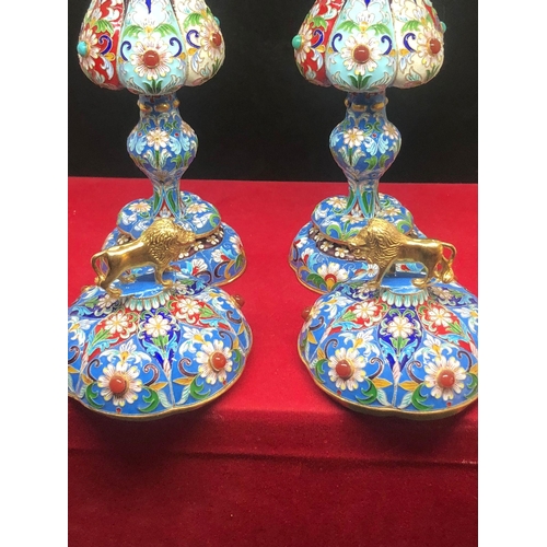 86 - A large pair of Russian silver enamel lion top lidded vases 
Weight pair : 850 grams 
Height 23.5cm
... 