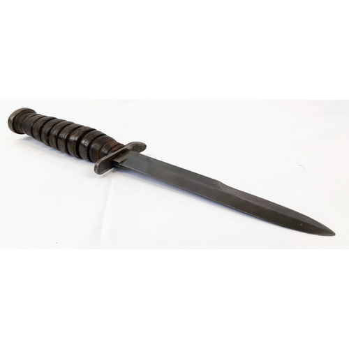 130 - WW2 USA Camillus M3 Trench Fighting Knife. Marked “Camillius M3 on the cross guard. The pommel has t... 