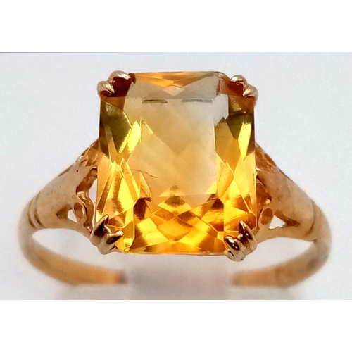 494 - A 9K Yellow Gold Vintage Champagne-Coloured Topaz Ring. Quality central faceted topaz - 2ct. Size L.... 