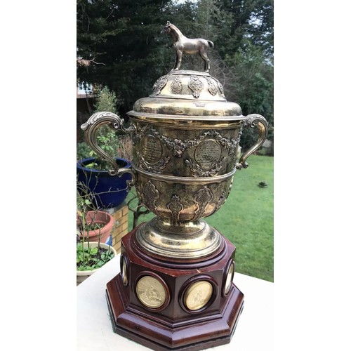 405 - A very large stunning silver gilt cup and cover 
London 1901

Maker :::LOWLANDS AND HENNRY FRAZER
He... 