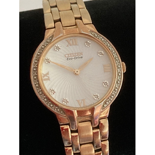 182 - Ladies CITIZEN ECO-DRIVE wristwatch, having white face with Roman numerals and Quartz digits. Marcas... 