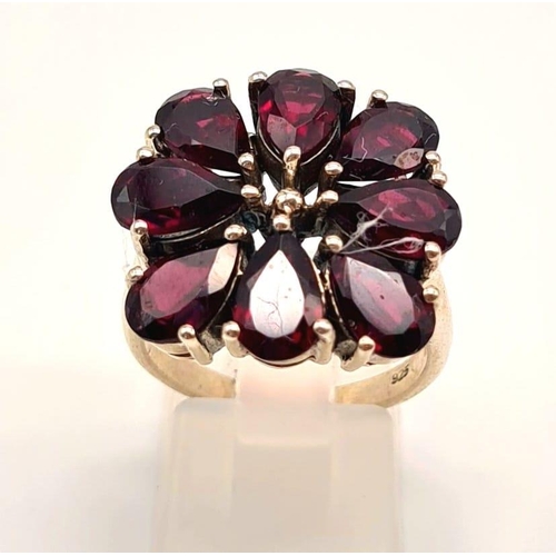 276 - A Vintage Natural Garnet and Silver Ring. Eight garnet petals. Size P. 8.2g total weight.