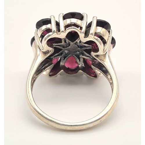 276 - A Vintage Natural Garnet and Silver Ring. Eight garnet petals. Size P. 8.2g total weight.