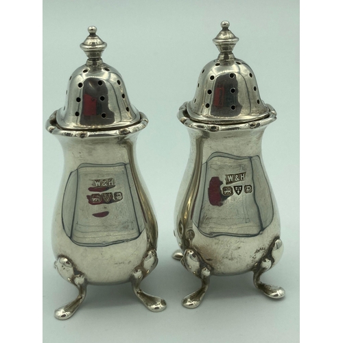 42 - Vintage SILVER cruet set having clear hallmark for  Walker and Hall, Chester 1940.
Approx 63 grams.