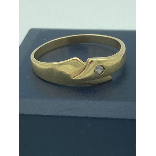 98 - 14 carat yellow GOLD RING in modernist Danish crossover style. Approx 3.0 grams. Size V.