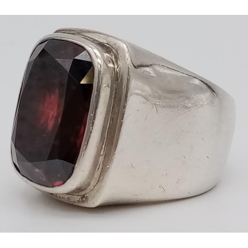 282 - A Huge 25ct Faceted Garnet Solid Silver Ring. Clear, natural central garnet - 20 x 15mm. Size Q. 44.... 