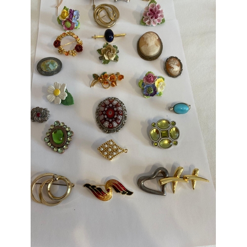 329 - Exceptional Selection of VINTAGE BROOCHES to include filigree, millefiori, porcelain, jewelled etc.