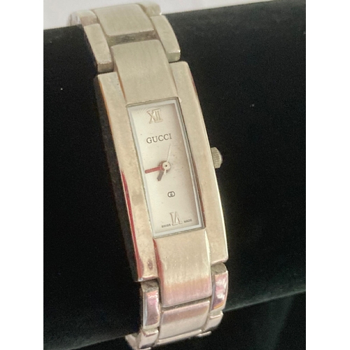 511 - Ladies Quartz WRISTWATCH in working order with stainless steel bracelet.