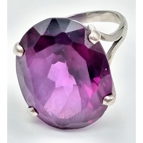 18 - An 18K White Gold Amethyst Ring. Large central clean amethyst - 20ct. Size M. 10g total weight.