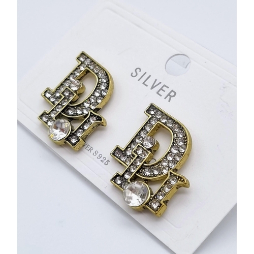 189 - A group of four pairs of sterling silver earrings in the style of famous 20th Century designers. In ... 