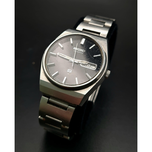 539 - A Vintage Seiko Quartz Gents Watch. Stainless steel strap and case - 36mm. Black dial with day/date ... 