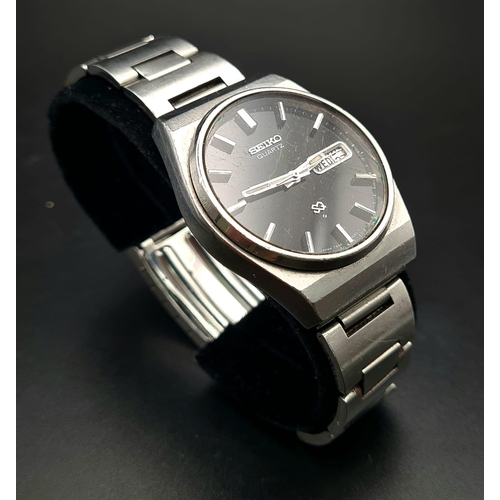 539 - A Vintage Seiko Quartz Gents Watch. Stainless steel strap and case - 36mm. Black dial with day/date ... 