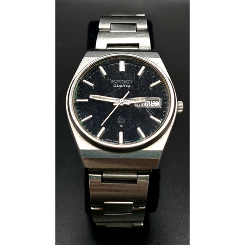 539 - A Vintage Seiko Quartz Gents Watch. Stainless steel strap and case - 36mm. Black dial with day/date ... 