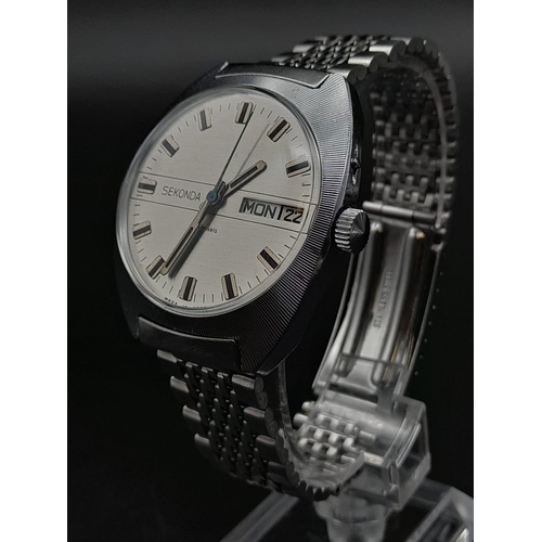 490 - A Vintage Sekonda 21 Jewels Gents Watch. Stainless steel strap and case - 40mm. Silver tone dial wit... 