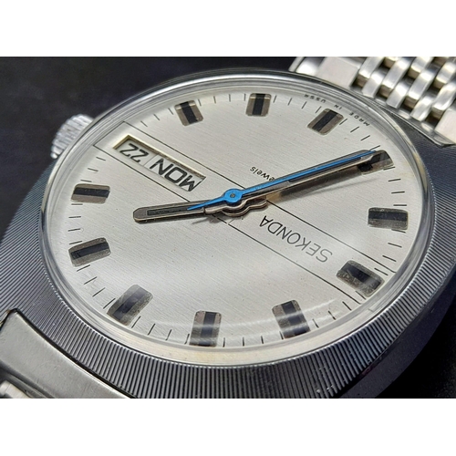 490 - A Vintage Sekonda 21 Jewels Gents Watch. Stainless steel strap and case - 40mm. Silver tone dial wit... 