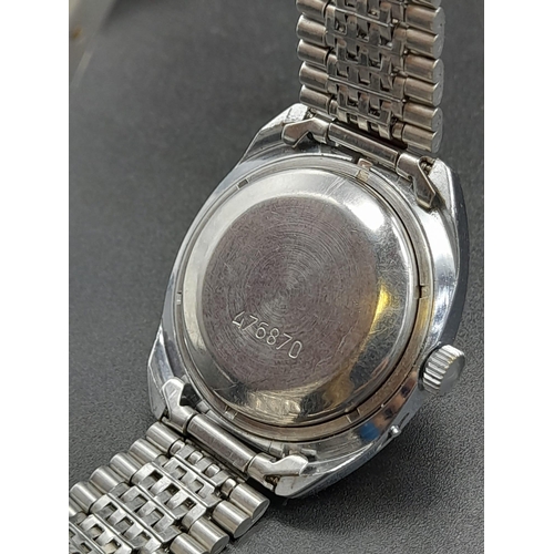 490 - A Vintage Sekonda 21 Jewels Gents Watch. Stainless steel strap and case - 40mm. Silver tone dial wit... 