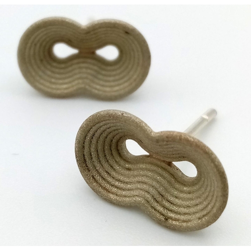 1001 - A pair of 9K beige gold acoustic earrings. Total weight: 3.45 grams. No butterfly backs.