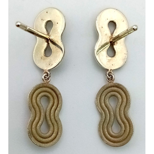 1008 - A pair of 9K beige gold patara earrings. Total weight: 3.27 grams. Length: 3cm. No butterfly backs