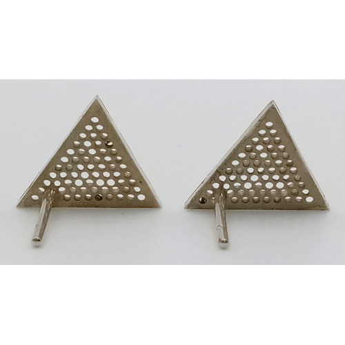 1015 - A pair of 9K beige gold hawksbill triangular earrings. Total weight: 2.07 grams. Length: 1cm. No but... 